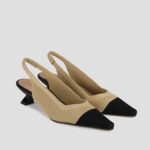 Zapatos de salón bicolor con tacón geométrico